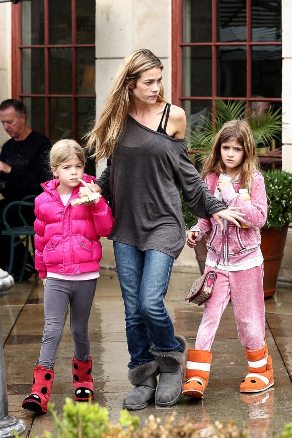 Denise Richards et ses filles Sam et Lola Sheen sous la pluie dans les rues de Los Angeles le 2 décembre 2012. 
