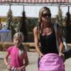 Denise Richards et ses filles Lola, Sam et Eloise se promènent à Simi Valley, le 1er octobre 2012.