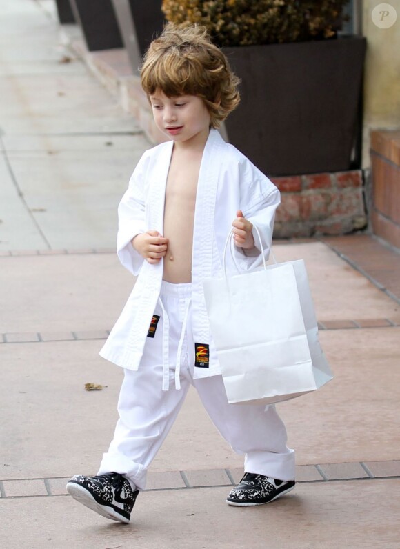 Jordan Bratman va chercher son fils Max, 4 ans, à son cours de karaté à Los Angeles le 1er décembre 2012.