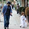 Jordan Bratman va chercher son fils Max à son cours de karaté à Los Angeles le 1er décembre 2012.