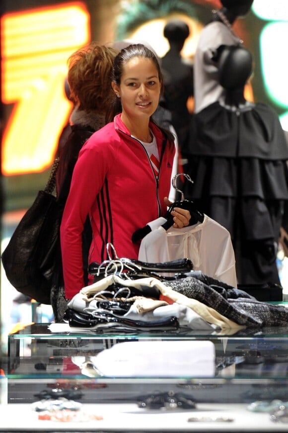 Ana Ivanovic heureuse dans la boutique Armani de Milan le 1 décembre 2012