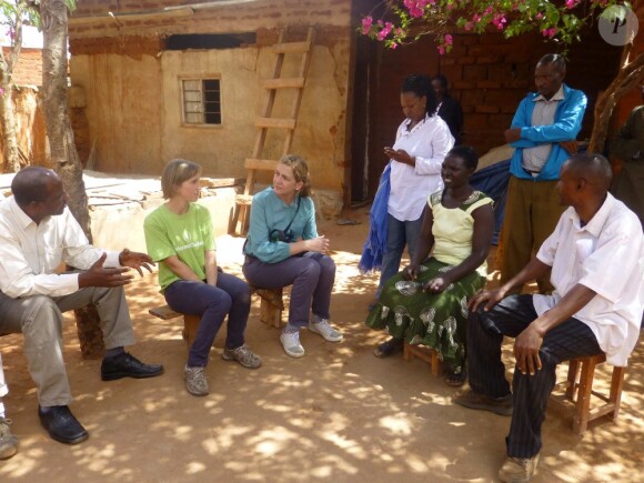 L'infante Cristina d'Espagne en Tanzanie le 1er décembre 2012 pour superviser en sa qualité de directrice des opérations internationales de la Fondation La Caixa les actions d'Oxfam.