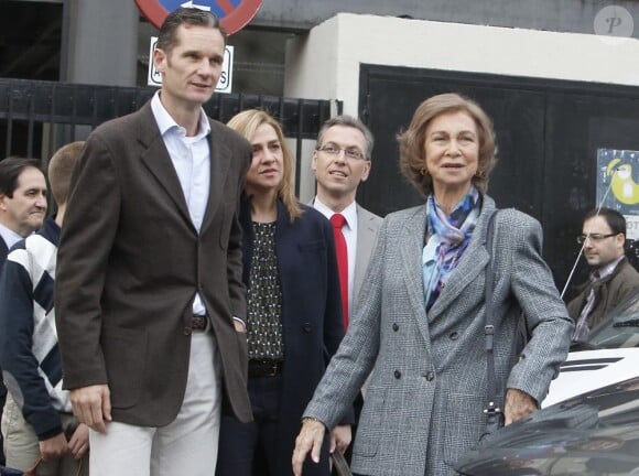 Iñaki Urdangarin, en attente de son procès, et sa femme l'infante Cristina d'Espagne visitaient le 25 novembre 2012 avec leur fils aîné Juan Valentin le roi Juan carlos Ier à l'hôpital Quiron San José de Madrid.