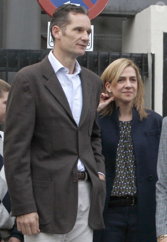 Iñaki Urdangarin et sa femme l'infante Cristina d'Espagne visitaient le 25 novembre 2012 avec leur fils aîné Juan Valentin le roi Juan carlos Ier à l'hôpital Quiron San José de Madrid.