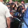 Kim Kardashian retrouve Miami et déchaine la foule lors d'une virée shopping avec un ami le 3 décembre 2012