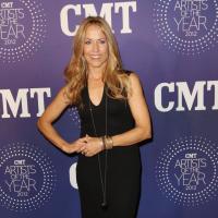 CMT Artists of the Year : Hayden Panettiere, Sheryl Crow glamour sur red carpet