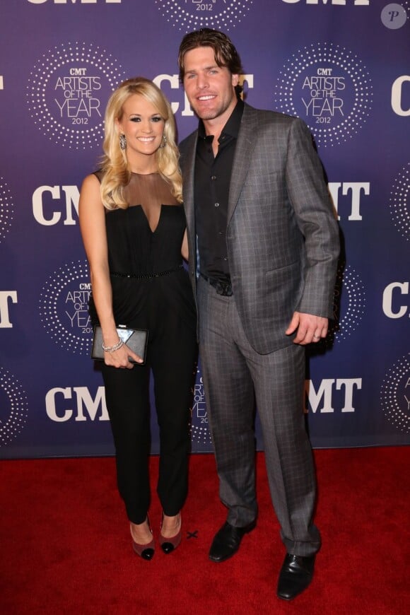 Carrie Underwood et Mike Fisher à la cérémonie des CMT 2012 Artists of the Year à Franklin, Tennessee, le 3 décembre 2012.