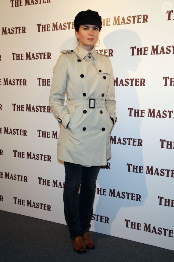 Cécile Cassel, classique et très parisienne lors de la première du film The Master à l'Arlequin (Paris), le 4 décembre 2012.