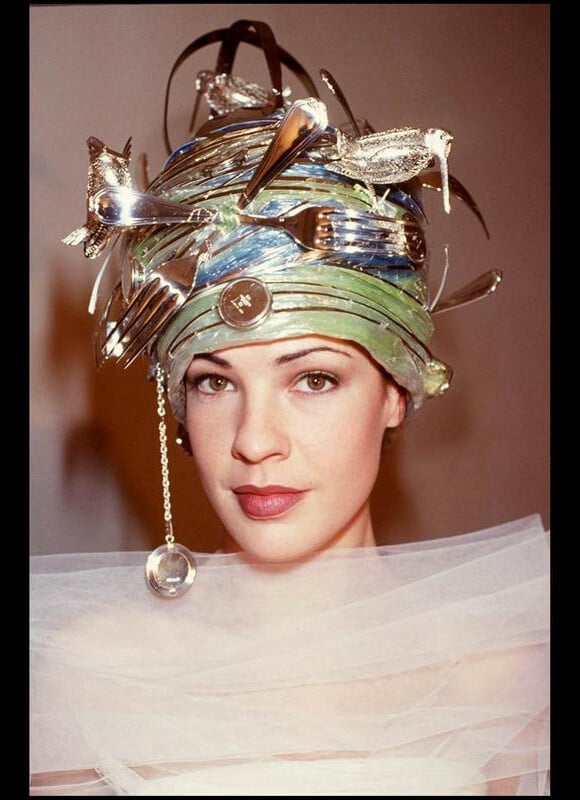 Valérie Claisse (Miss France 1994) portant une coiffe de Barthet lors d'une soirée en 1994.