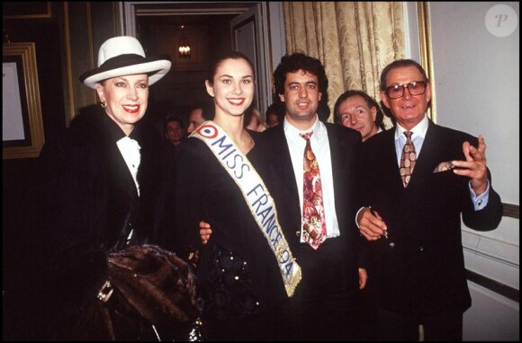 Geneviève de Fontenay, Valérie Claisse (Miss France 1994), J. Barthet et Alexandre lors d'une soiré en 1994.