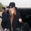 Miranda Kerr ne quitte plus son sac Givenchy et arrive à l'aéroport L.A.X de Los Angeles pour se rendre à New York et ainsi retrouver son fils, Flynn. Le 4 décembre 2012