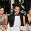 Camilla Belle et Jessica Alba entourent Massimiliano Giornetti (directeur artistique de Salvatore Ferragamo) à la soirée Ferragamo à Londres, le 5 décembre 2012