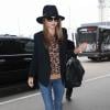 Miranda Kerr dans un street-look à tomber pour prendre un avion à Los Angeles. Jean slim, ballerines et blazer, un look soigné twisté par un pull léopard et un sac Givenchy.