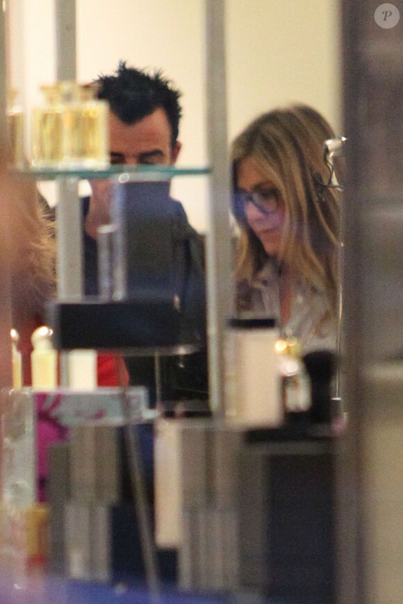 Jennifer Aniston et son fiancé Justin Theroux à Beverly Hills le 8 décembre 2012 : Ils se laissent aller à du lèche-vitrine