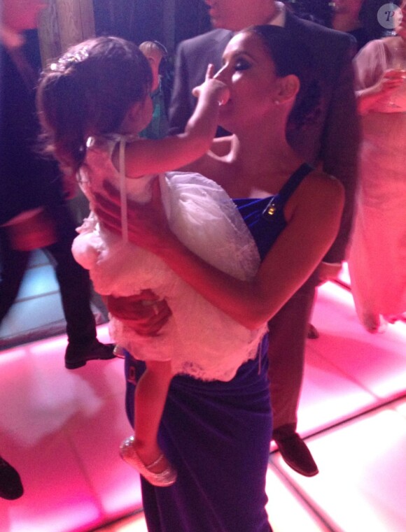 Eva Longoria, toujours proche de Gia,lors du mariage de Mario Lopez et Courtney Mazza à Punta Mita, le 1er décembre 2012 au Mexique.