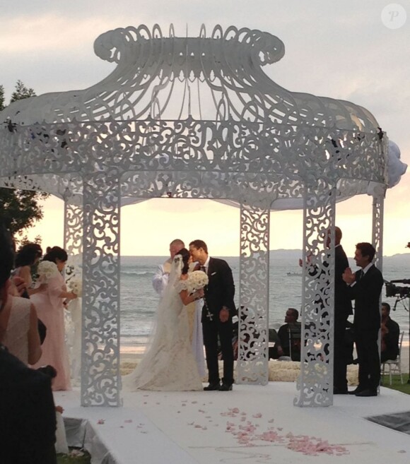 Mario Lopez et Courtney Mazza se disant "Oui" à Punta Mita, le 1er décembre 2012 au Mexique.