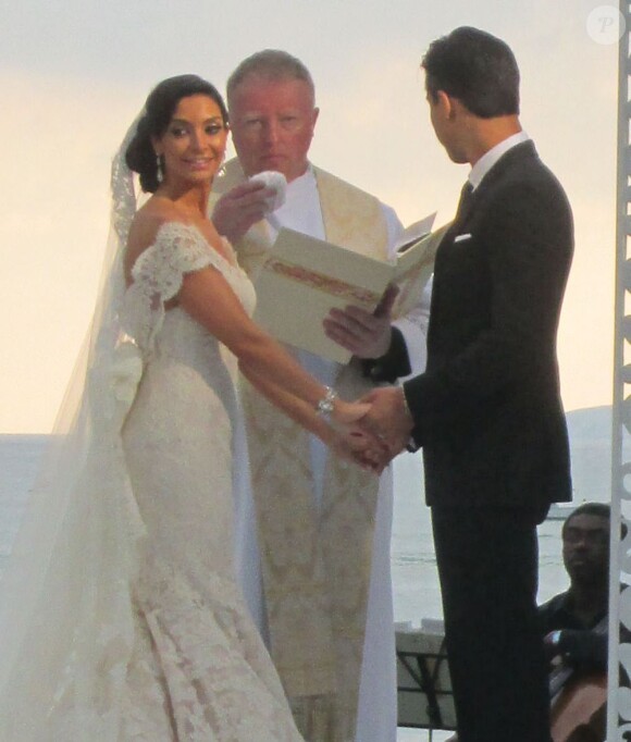 Mario Lopez et Courtney Mazza se mariantface à la mer à Punta Mita, le 1er décembre 2012 au Mexique.