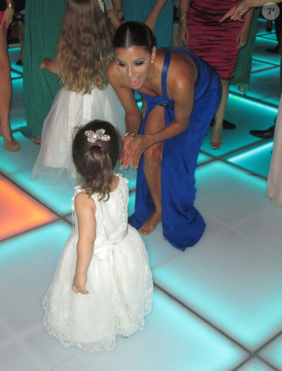 Eva Longoria et la petite Gia (2 ans) lors du mariage de Mario Lopez et Courtney Mazza à Punta Mita, le 1er décembre 2012 au Mexique.