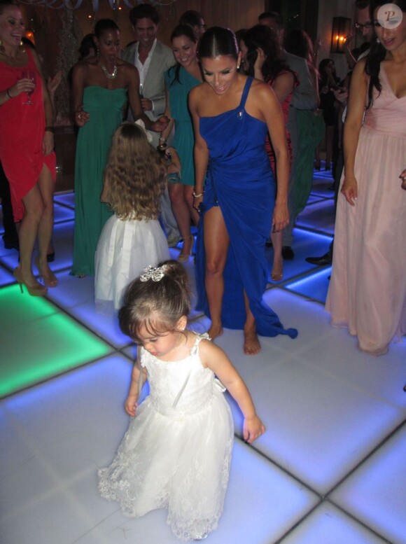Eva Longoria, dansant avec Gia, lors du mariage de Mario Lopez et Courtney Mazza à Punta Mita, le 1er décembre 2012 au Mexique.