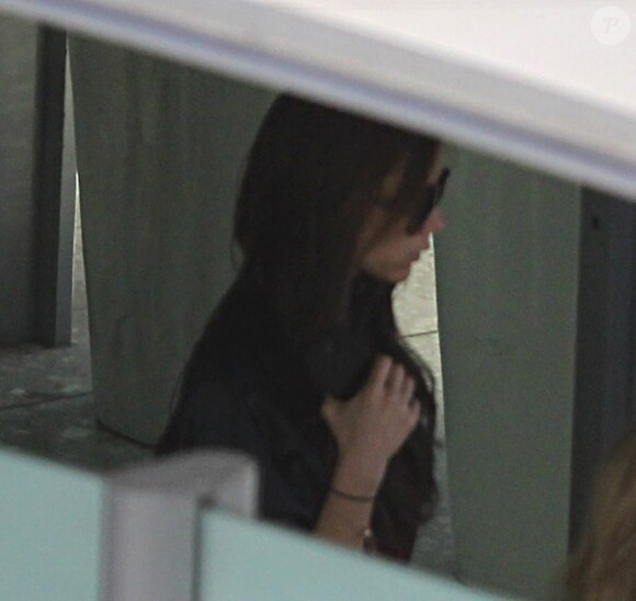 Victoria Beckham est de retour à Londres et fait profil bas en arrivant à l'aéroport de Heathrow. Le 10 décembre 2012