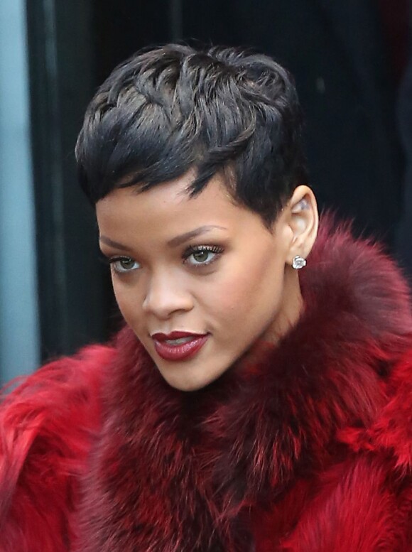Rihanna, radieuse à sa sortie du Palais Omnisport de Paris-Bercy où elle enregistrait son passage dans l'émission La Meilleure Chanson de TF1. Paris, le 10 décembre 2012.