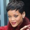 Rihanna salue ses fans et les photographes en quittant Bercy. Paris, le 10 décembre 2012.