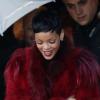 Rihanna, stylée et sous bonne garde en quittant Bercy où elle enregistrait son passage dans l'émission La Meilleure Chanson de TF1. Paris, le 10 décembre 2012.