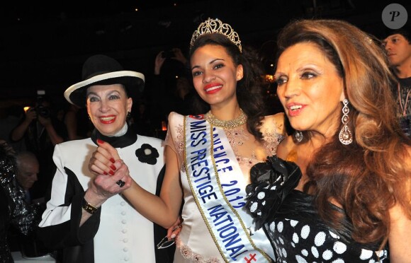 Auline Grac lors de son élection, Miss Prestige National 2013 aux côtés de Geneviève de Fontenay au Lido, le 10 décembre 2012