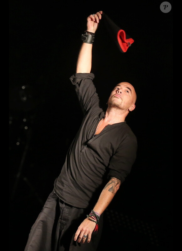 Pascal Obispo à la 6e édition du foot-concert au profit de l'association Huntington Avenir qui lutte en faveur des malades et de leur famille, à Lyon le 13 octobre 2012.