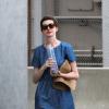 Anne Hathaway opte pou une robe en jean Madewell en juillet 2012