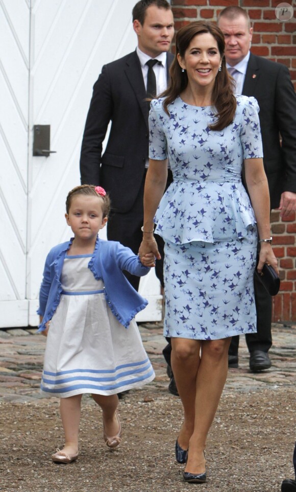 La princesse Mary de Danemark photographiée en famille dans une robe péplum Project D, label de Dannii Minogue. En mai 2012