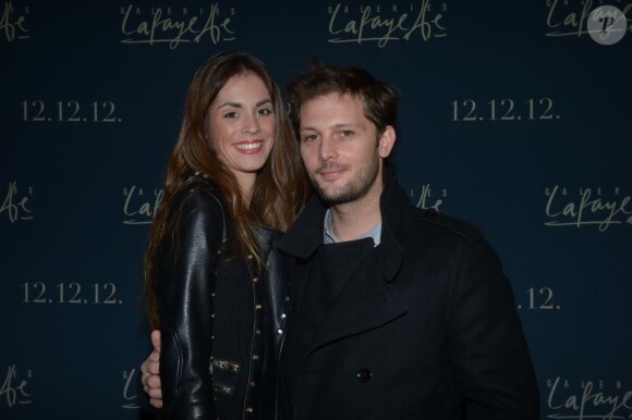 Nicolas Duvauchelle et sa compagne Laura Isaaz lors de la soirée des 100 ans de la coupole des Galeries Lafayette le 12 décembre 2012