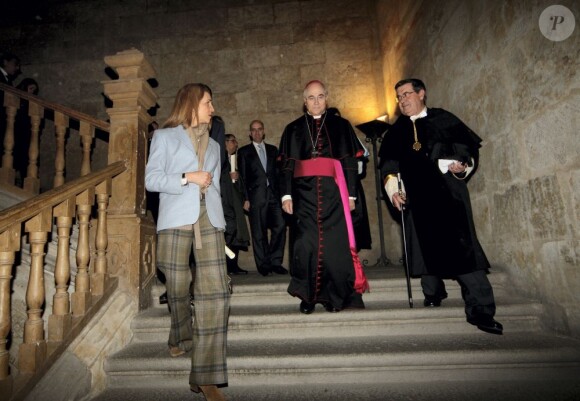 L'infante Elena d'Espagne était en visite à l'Université Pontificale de Salamanque le 13 décembre 2012.