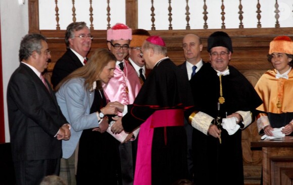 L'infante Elena d'Espagne en visite à l'Université Pontificale de Salamanque le 13 décembre 2012.
