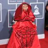 Une robe conceptuelle pour Nicki Minaj qui gâche le tapis rouge avec une néo soutane rouge signée Versace