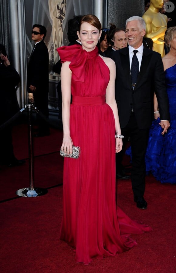 La pétillante Emma Stone ose la robe noeud Giambattista Valli pour briller sur le red carpet