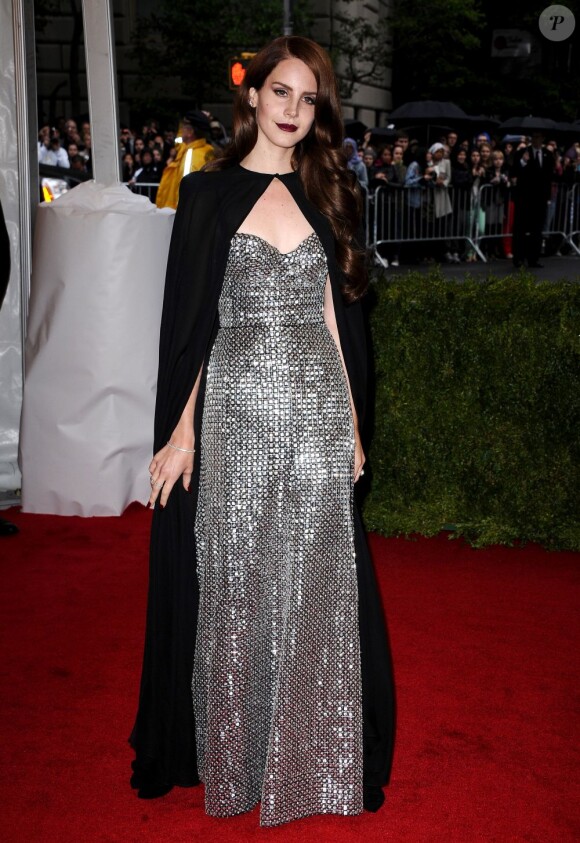 Quand la chanteuse Lana del Rey décide d'en mettre plein la vue, elle choisit un look néo gothique qui lui va comme un gant.