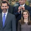 Le prince Felipe et la princesse Letizia lors d'une audience avec la fondation Connaissance et Développement au palais Zarzuela à Madrid, le 14 decembre 2012.