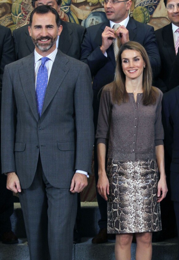 Le prince Felipe et la princesse Letizia lors d'une audience avec la fondation Connaissance et Développement au palais Zarzuela à Madrid, le 14 decembre 2012.