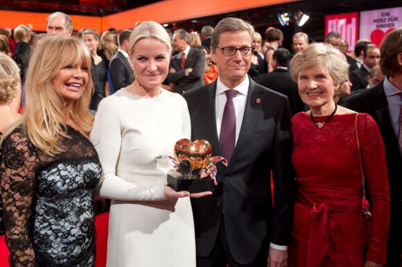 L'actrice Goldie Hawn, la princesse Mette-Marit de Norvège et le ministre des Affaires étrangères allemand, Guido Westerwelle, lors du gala de charité 'Du coeur pour les enfants', organisé à Berlin et diffusé par la chaîne ZDF, le 15 décembre 2012.