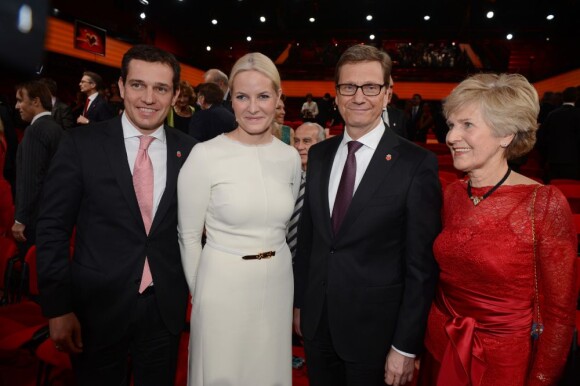 La princesse Mette-Marit de Norvège et le ministre des Affaires étrangères allemand, Guido Westerwelle, et son compagnon Michael Mronz lors du gala de charité 'Du coeur pour les enfants', organisé à Berlin et diffusé par la chaîne ZDF, le 15 décembre 2012.