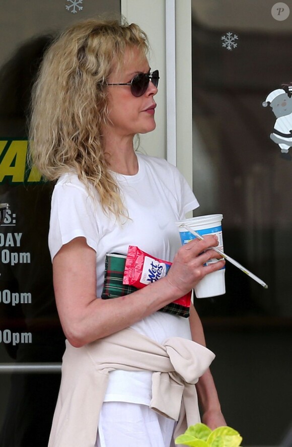 Kim Basinger à Hawaï avec sa fille Ireland Baldwin et le petit-ami de cette dernière Slater Trout. Décembre 2012.