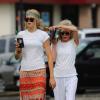 Kim Basinger à Hawaï avec sa fille Ireland Baldwin et le petit-ami de cette dernière Slater Trout. Décembre 2012. La mère et la fille se ressemblent comme deux gouttes d'eau.