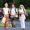Kim Basinger à Hawaï avec sa fille Ireland Baldwin et le petit-ami de cette dernière Slater Trout. Décembre 2012. Elles sont parties en vacances afin de fêter l'anniversaire de l'actrice.
