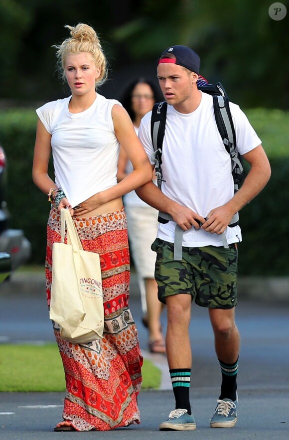 Kim Basinger à Hawaï avec sa fille Ireland Baldwin et le petit-ami de cette dernière Slater Trout. Décembre 2012. La fille ressemble énormément à sa maman.