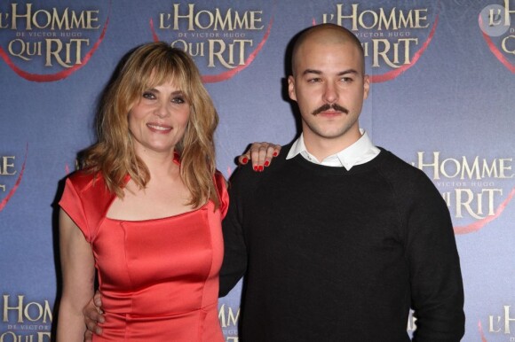 Emmanuelle Seigner et l'acteur Marc-André Grondin lors de l'avant-première du film L'homme qui rit se déroulant au cinéma l'Arlequin à Paris.