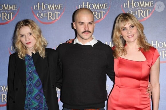 Christa Théret, Marc-André Grondin, Emmanuelle Seigner sont les vedettes du film et du tapis rouge l'avant-première de L'homme qui rit se déroulant au cinéma l'Arlequin à Paris.