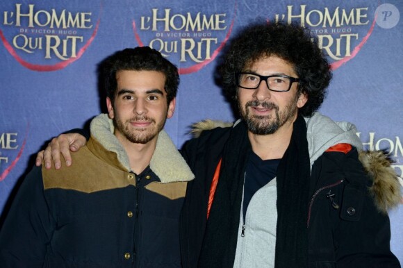 Gary Mihaileanu et le cinéaste Radu Mihaileanu présents lors de l'avant-première de L'homme qui rit se déroulant au cinéma l'Arlequin à Paris.