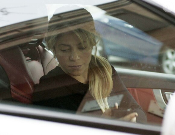 Shakira, enceinte de 8 mois, arrive dans un studio d'enregistrement à Barcelone en Espagne. Le 17 décembre 2012. La chanteuse arrive seul au studio.