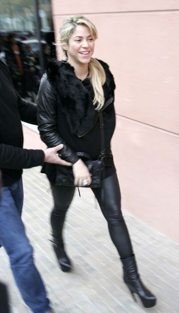 Shakira, enceinte de 8 mois, arrive dans un studio d'enregistrement à Barcelone en Espagne. Le 17 décembre 2012.